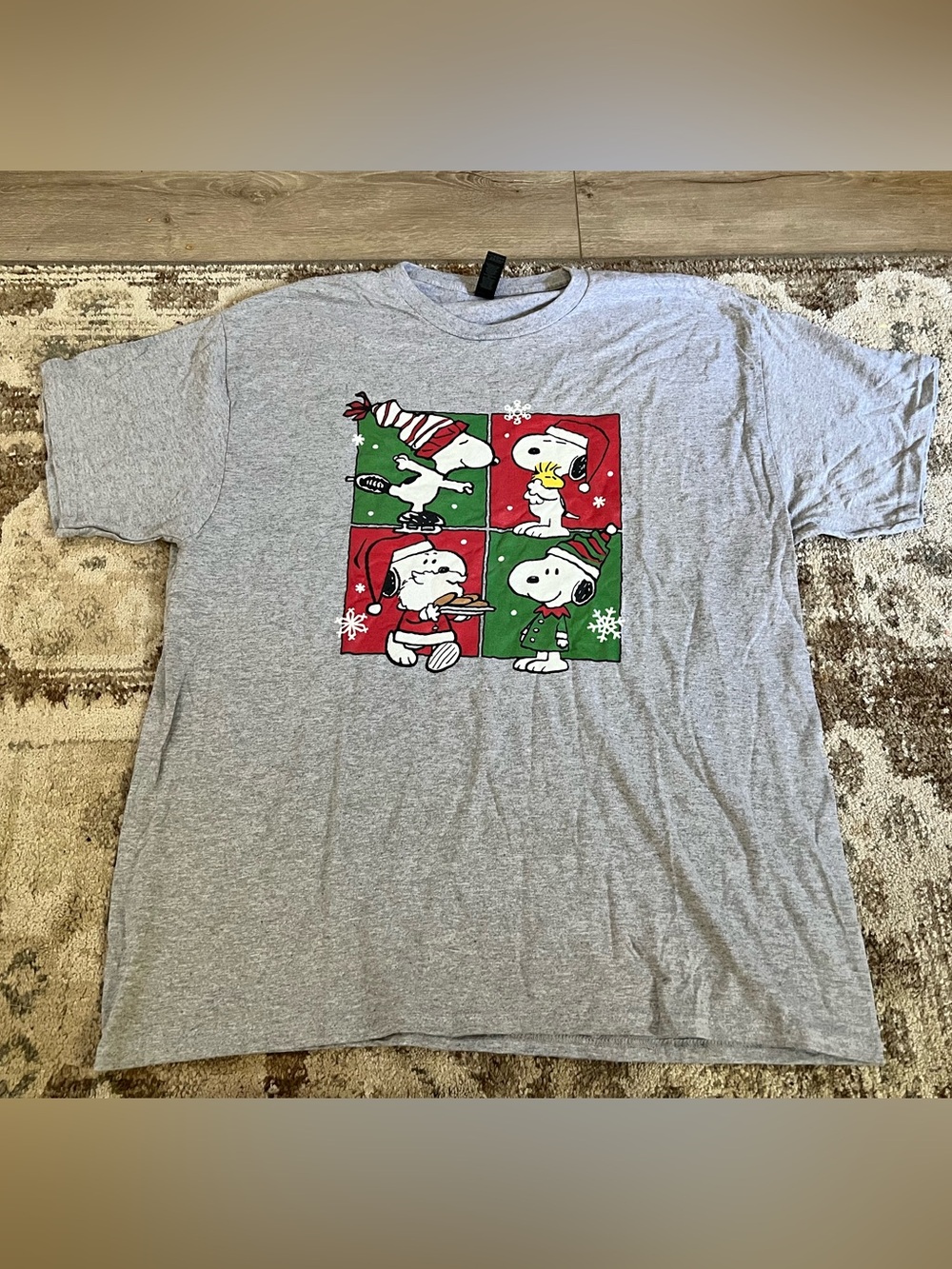 Gildan Gray Holiday Christmas Peanuts Snoopy & Woodstock Graphic Tee